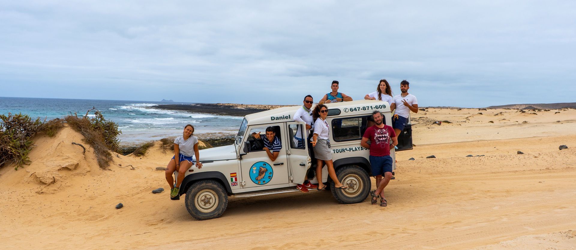 Viaja en grupo con WeRoad con gente de tu edad y descubre Fuerteventura, su naturaleza, playas y aprende a hacer surf
