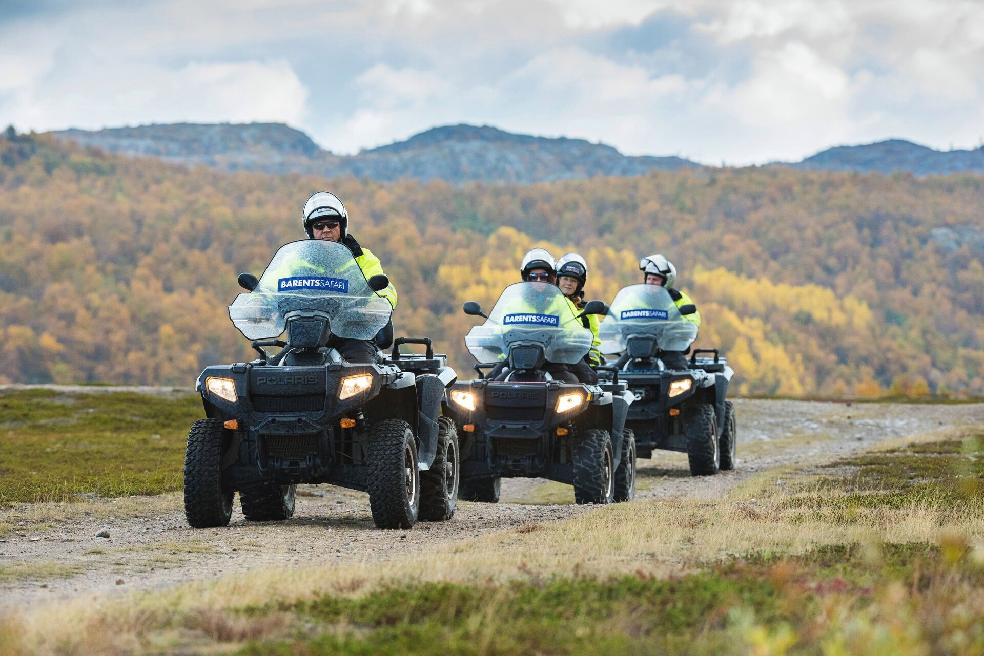 Un viaggio di gruppo WeRoad in quad su un sentiero sterrato attraverso un paesaggio collinare autunnale.