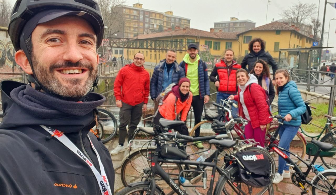 Gruppo WeRoad durante un'escursione in bici a Milano