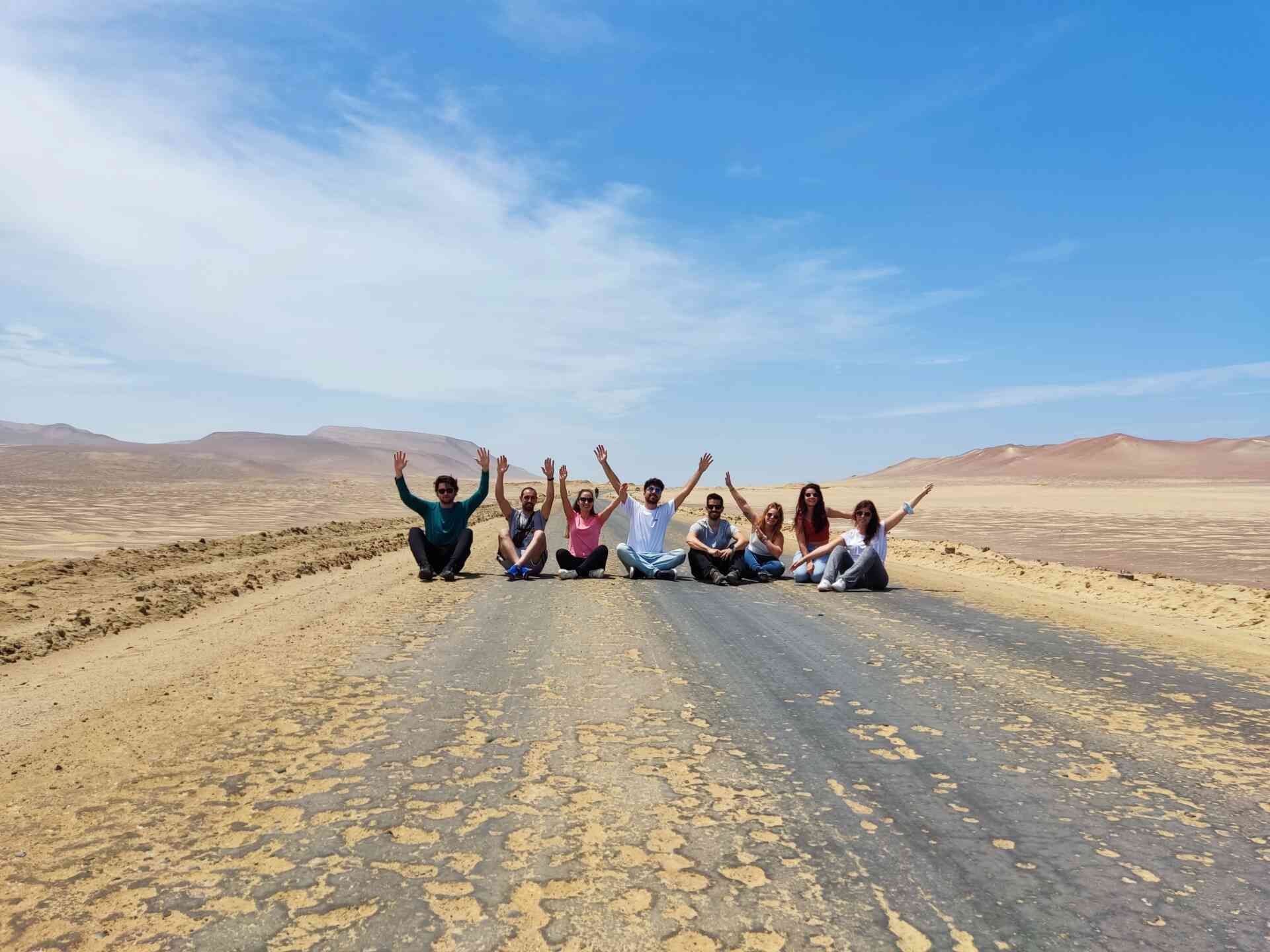 foto di gruppo dopo escursione nel deserto in Perù