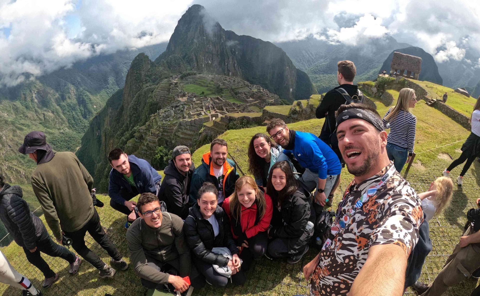 Selfie di gruppo nelle montagne al Machu Picchu in Perù - WeRoad