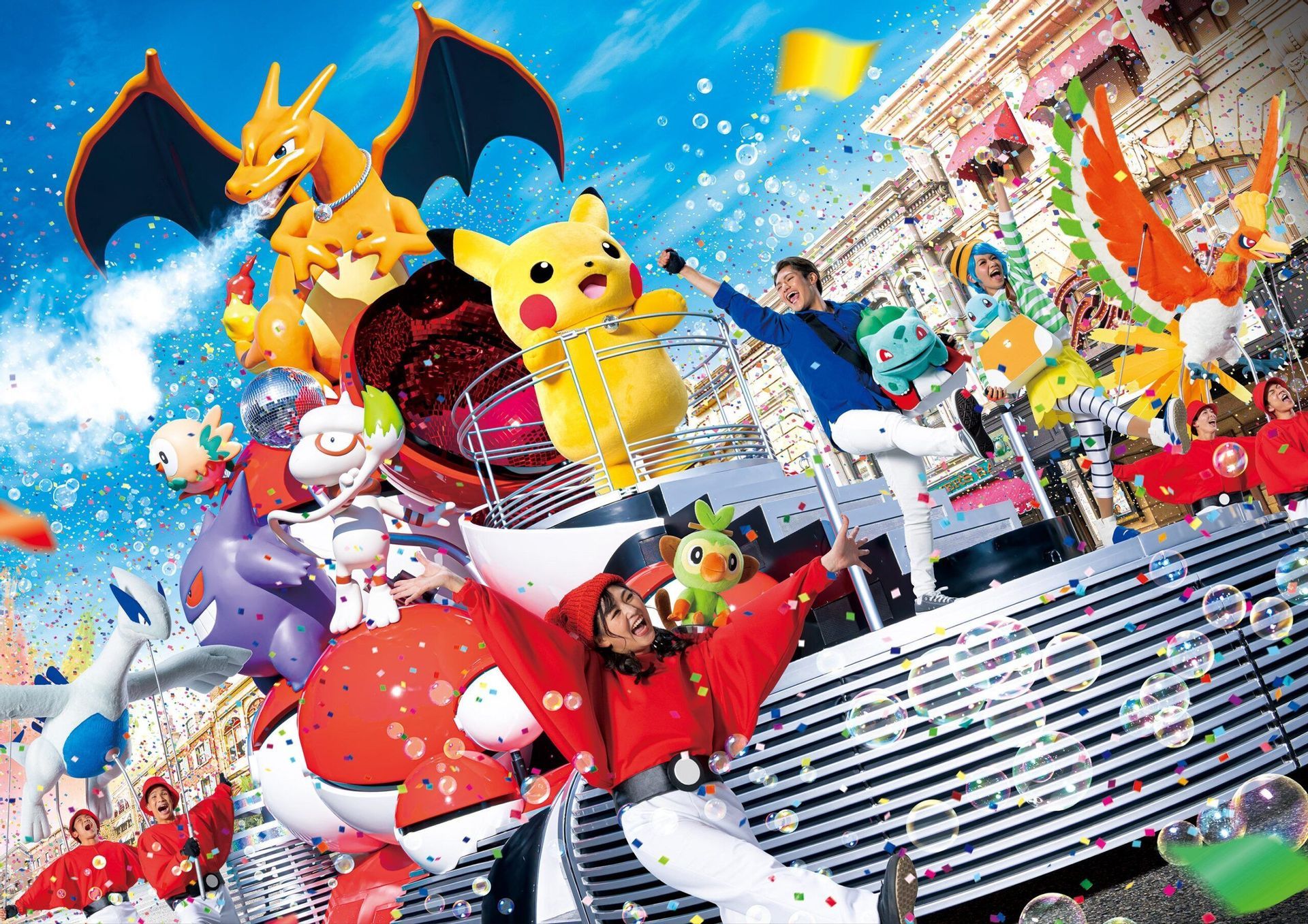 Un carro allegorico vivace con artisti e grandi figure di personaggi Pokémon come Pikachu e Charizard tra coriandoli e bolle.