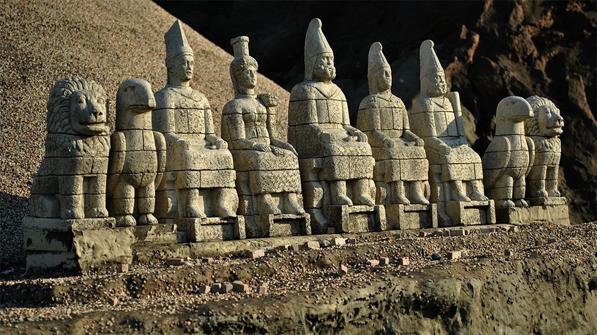 Une rangée de statues en pierre de personnages assis et de gardiens animaux est alignée sur une surface rocheuse sous le soleil.