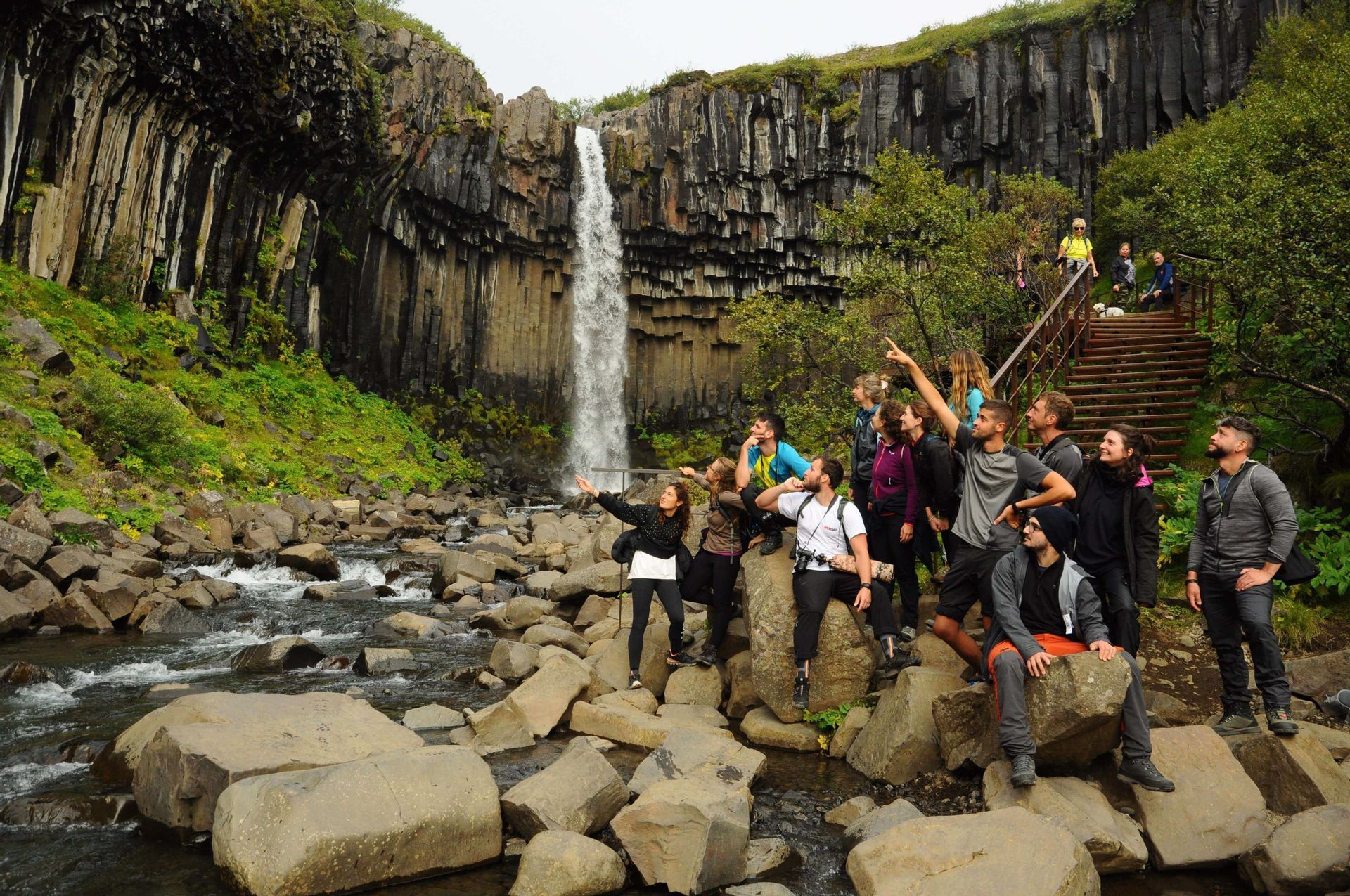 Foto di gruppo vicino ad una cascata in Islanda - WeRoad
