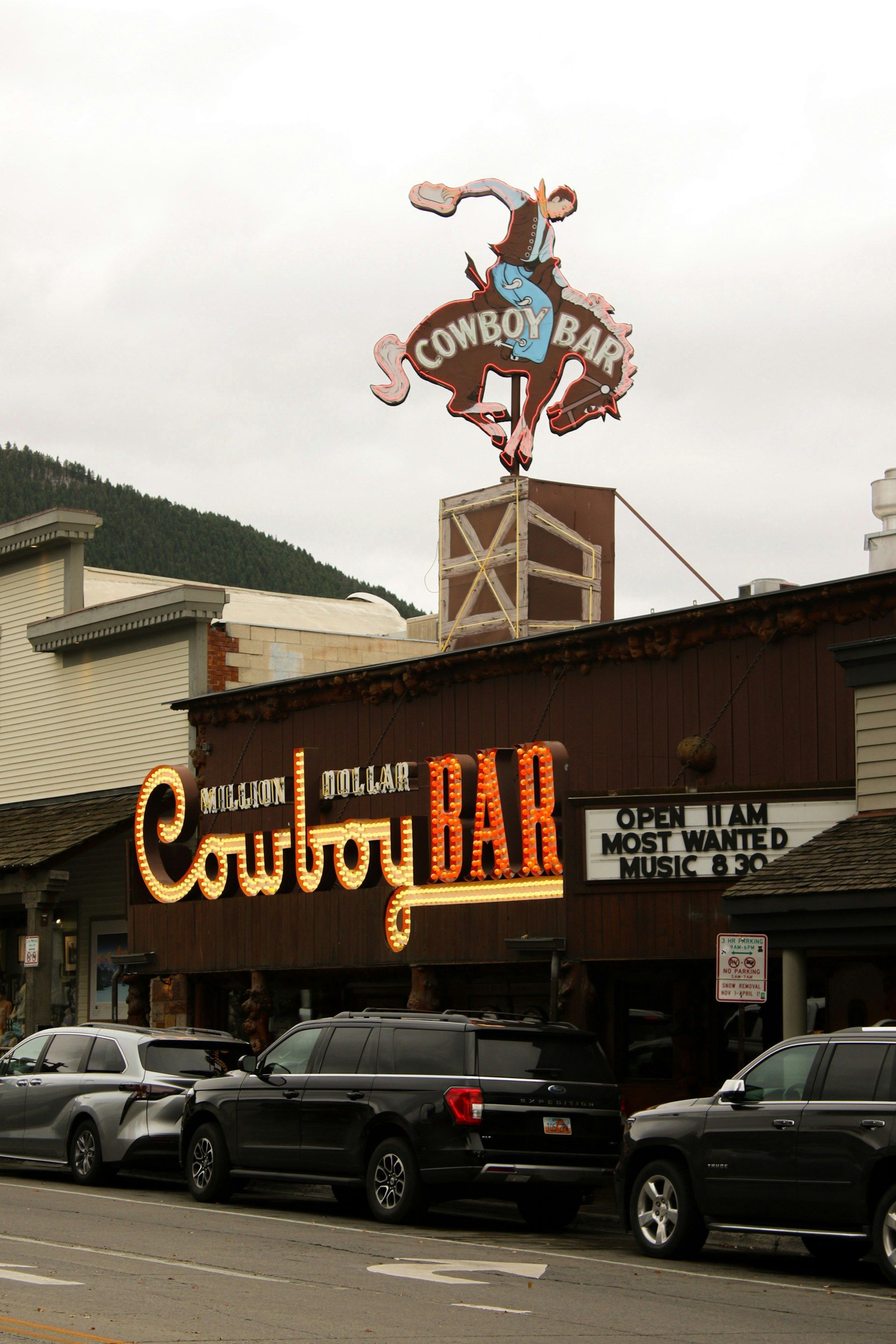La facciata del Million Dollar Cowboy Bar, con la sua insegna luminosa e la figura sul tetto di un cowboy a cavallo.