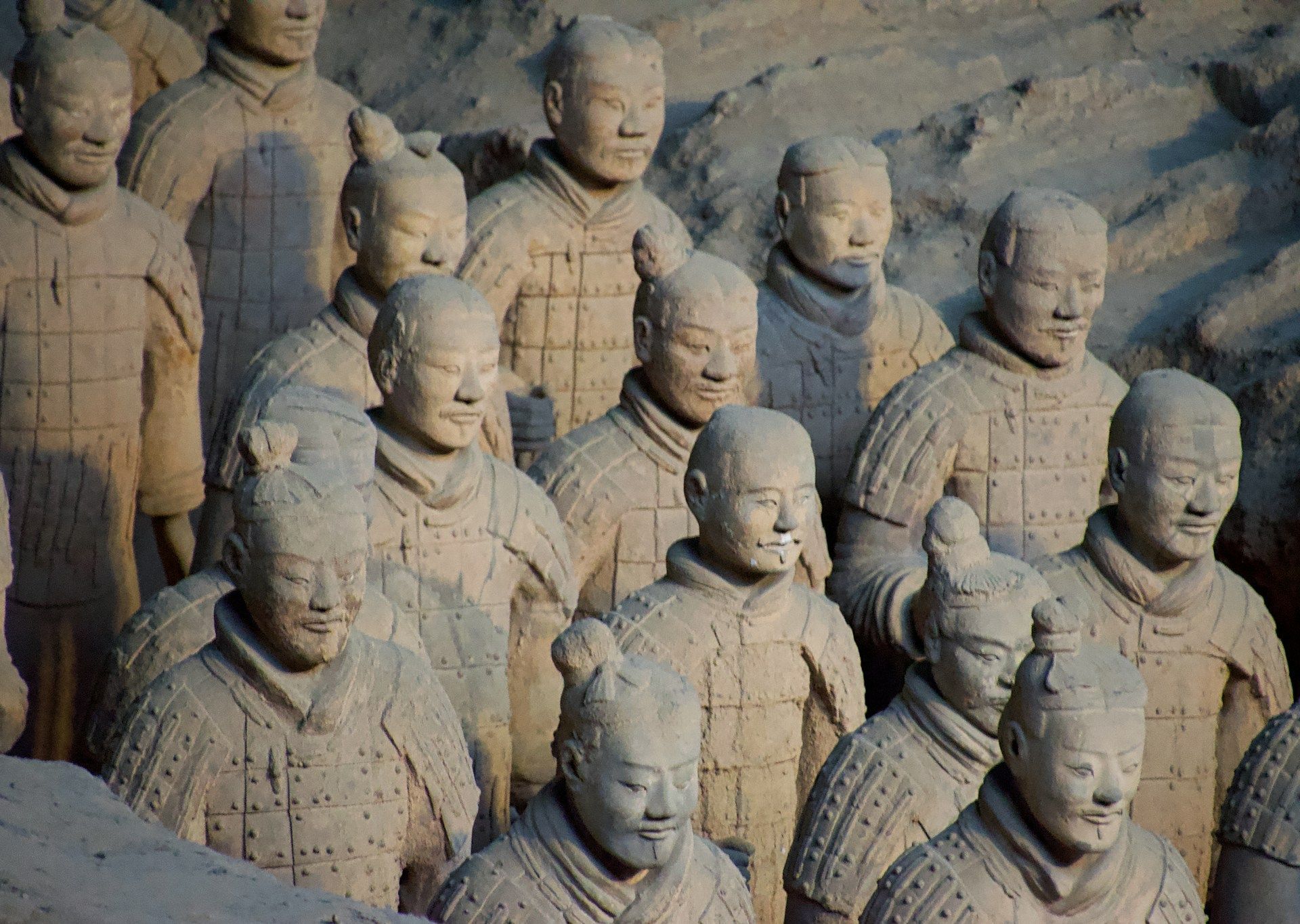 Una vista ravvicinata dell'Esercito di Terracotta, che mostra file di dettagliate statue di guerrieri d'argilla a grandezza naturale.
