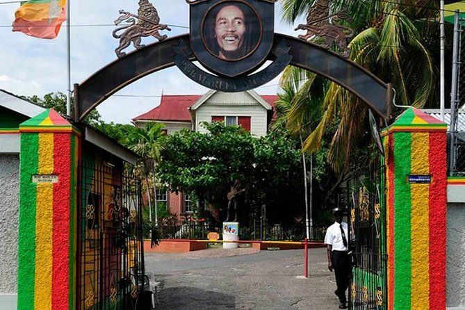 L'arche d'entrée du Musée Bob Marley, ornée d'un portrait du chanteur et de piliers peints aux couleurs rastafari.