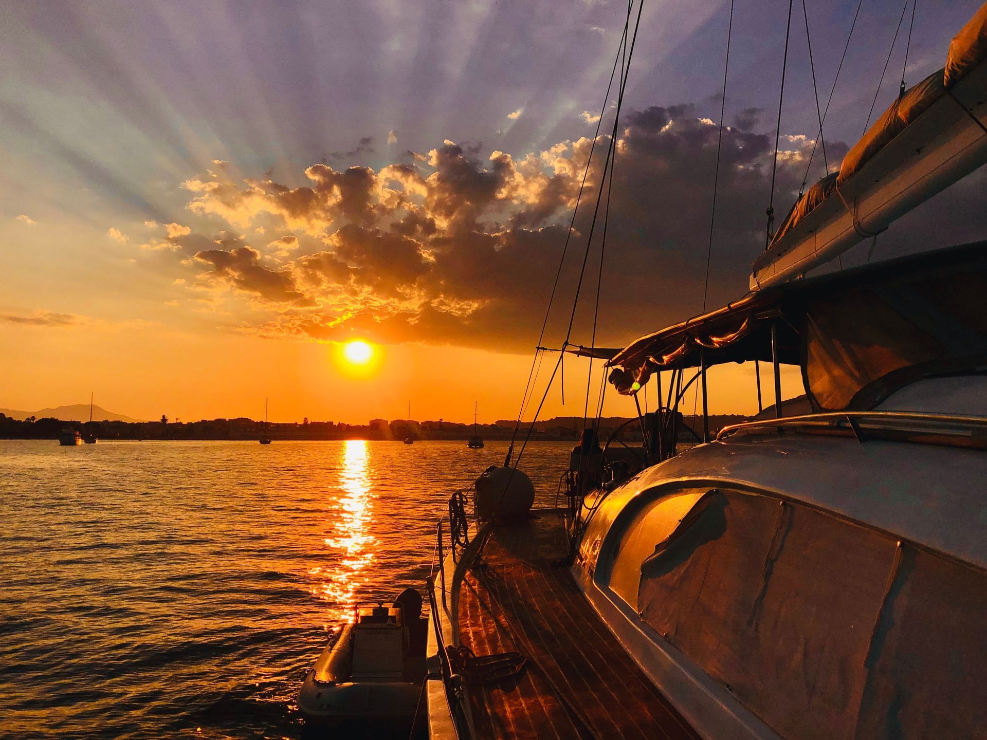 sardegna-barca-vela-tramonto-estate.jpg
