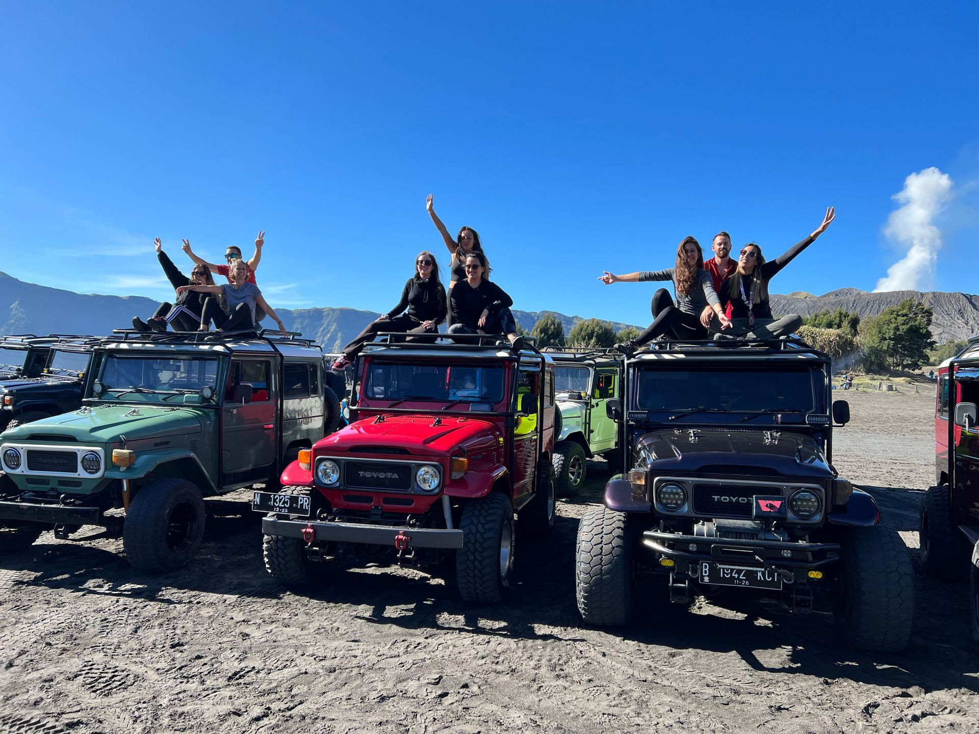 viaje-indonesia-grupo-aventura-coches-verano.jpeg