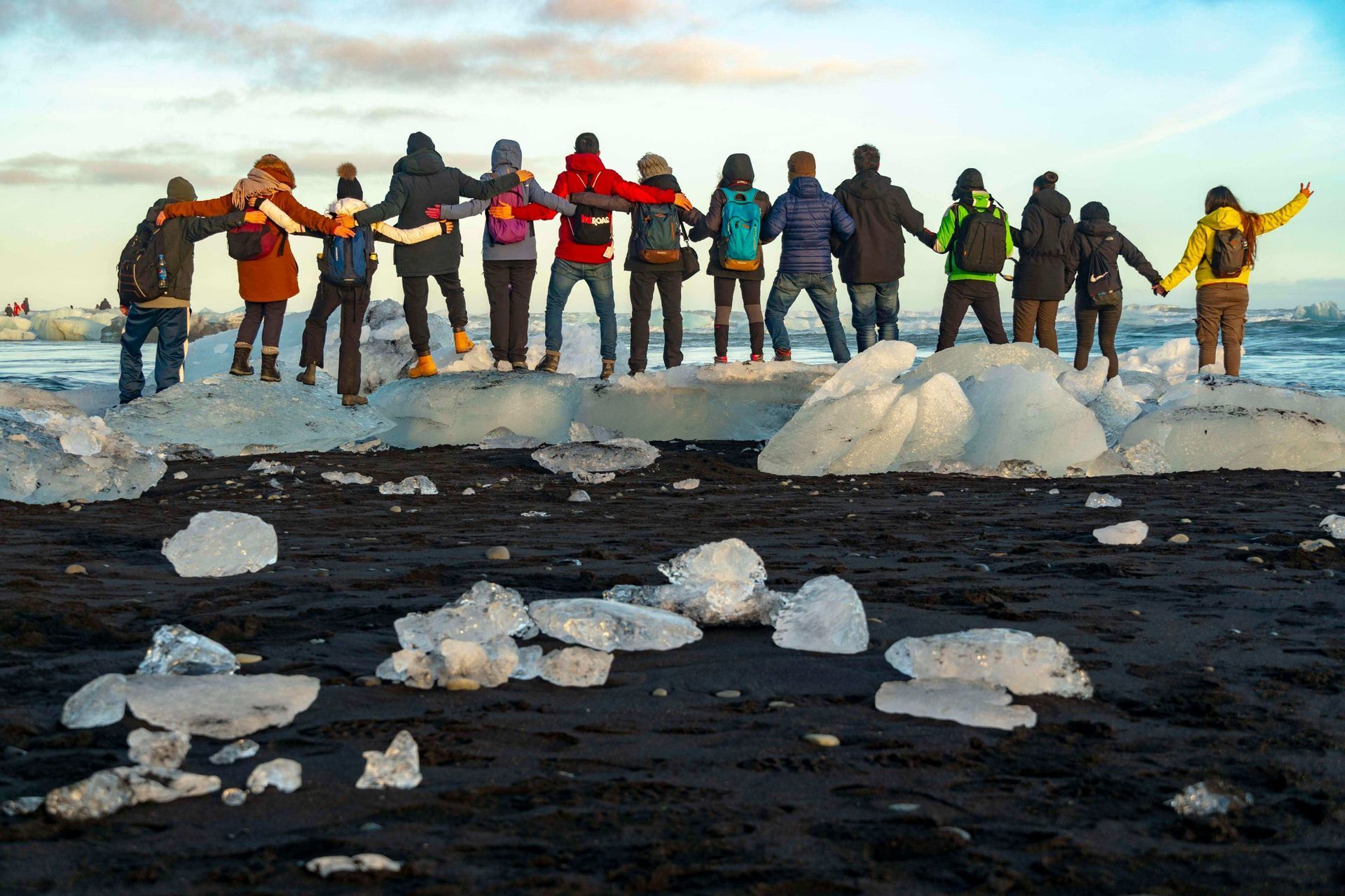 diamond-beach-iceland-group-trip-weroad-people.jpg