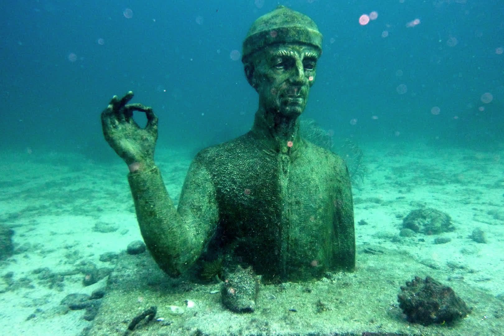 guadeloupe-sea-snorkeling-diving-statue-ocean.jpeg