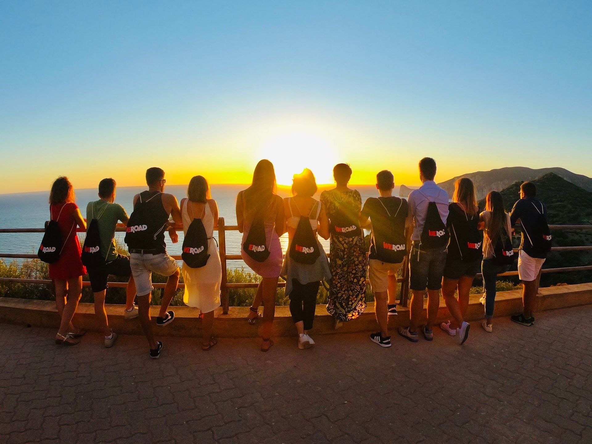 sardaigne-groupe-personnes-weroad-amis-italie-coucher-de-soleil.jpeg