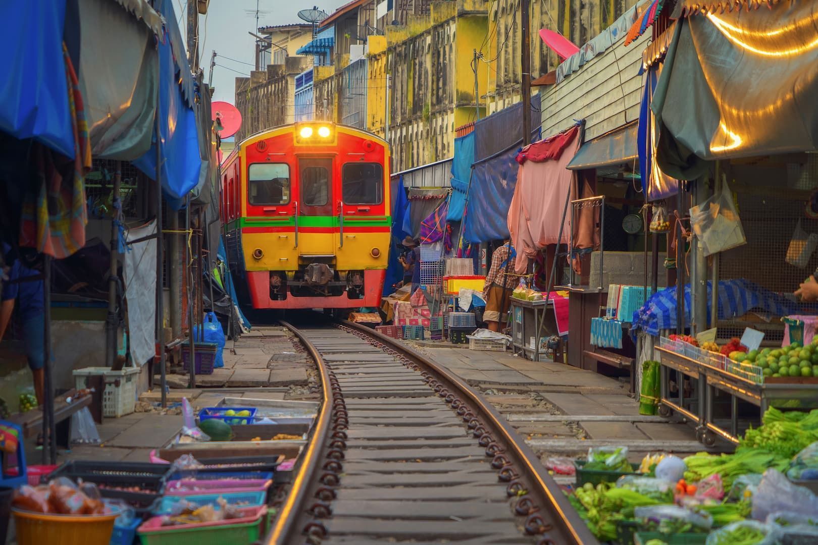 Thailand-bangkok-train-city.jpg