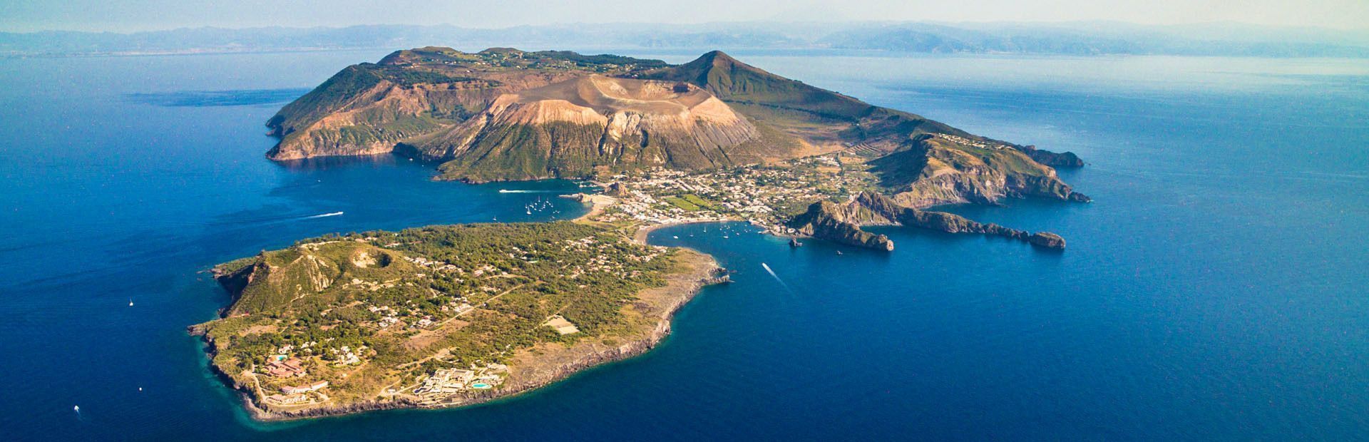 Viaja en grupo con gente de tu edad con WeRoad y descubre las Islas Eolias haciendo trekking