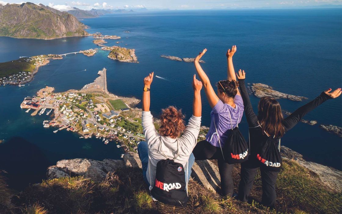 foto di gruppo WeRoad con vista sulle Isole Lofoten in Norvegia