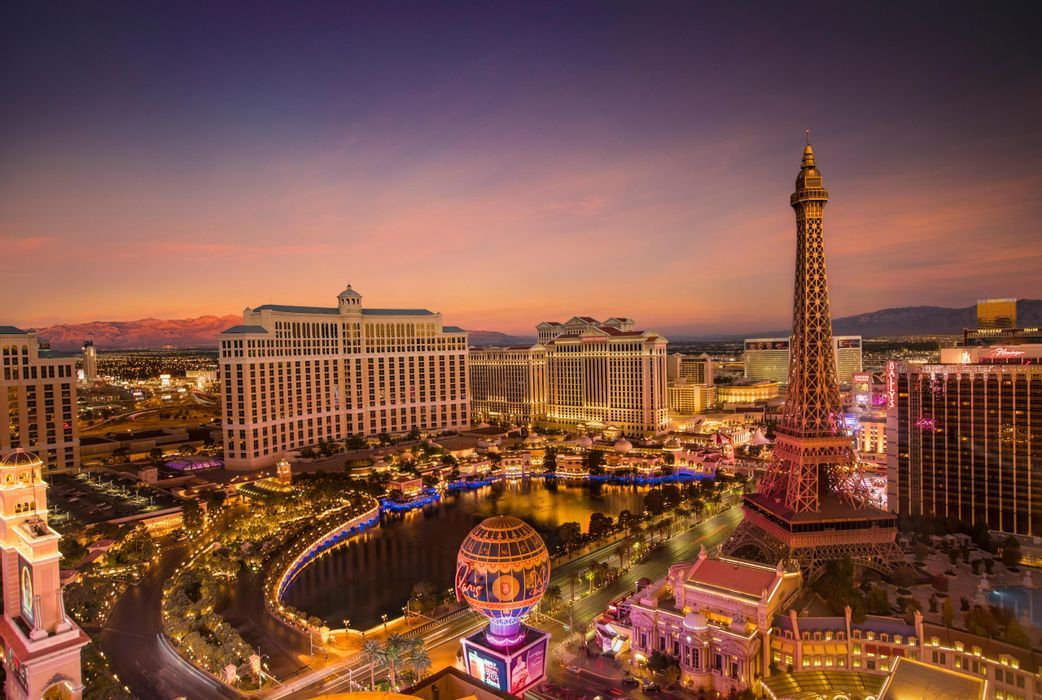 Las Vegas Weekend: Neon Nights & Desert Days
