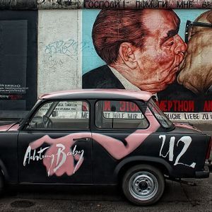 Une voiture noire avec