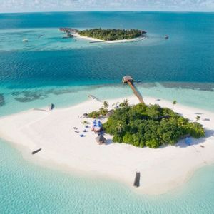 Una vista aérea de dos islas tropicales con playas de arena blanca y exuberante vegetación verde rodeadas por un océano turquesa y azul.