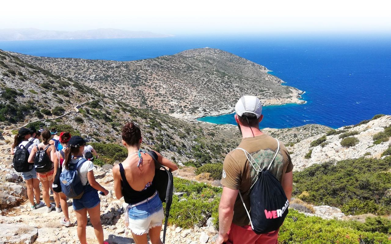 Gruppo esplora una caletta nascosta in Grecia