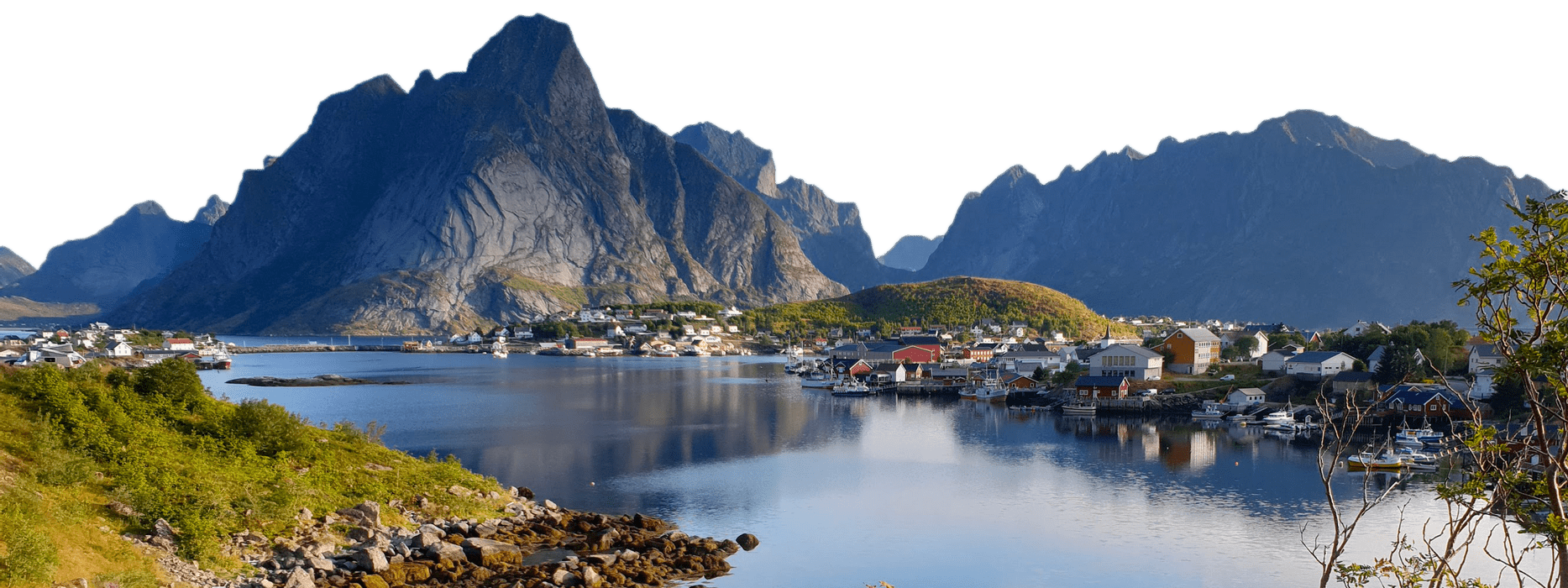 Panorama delle Lofoten in Norvegia, montagne e casette rosse che si affacciano su uno specchio di acqua