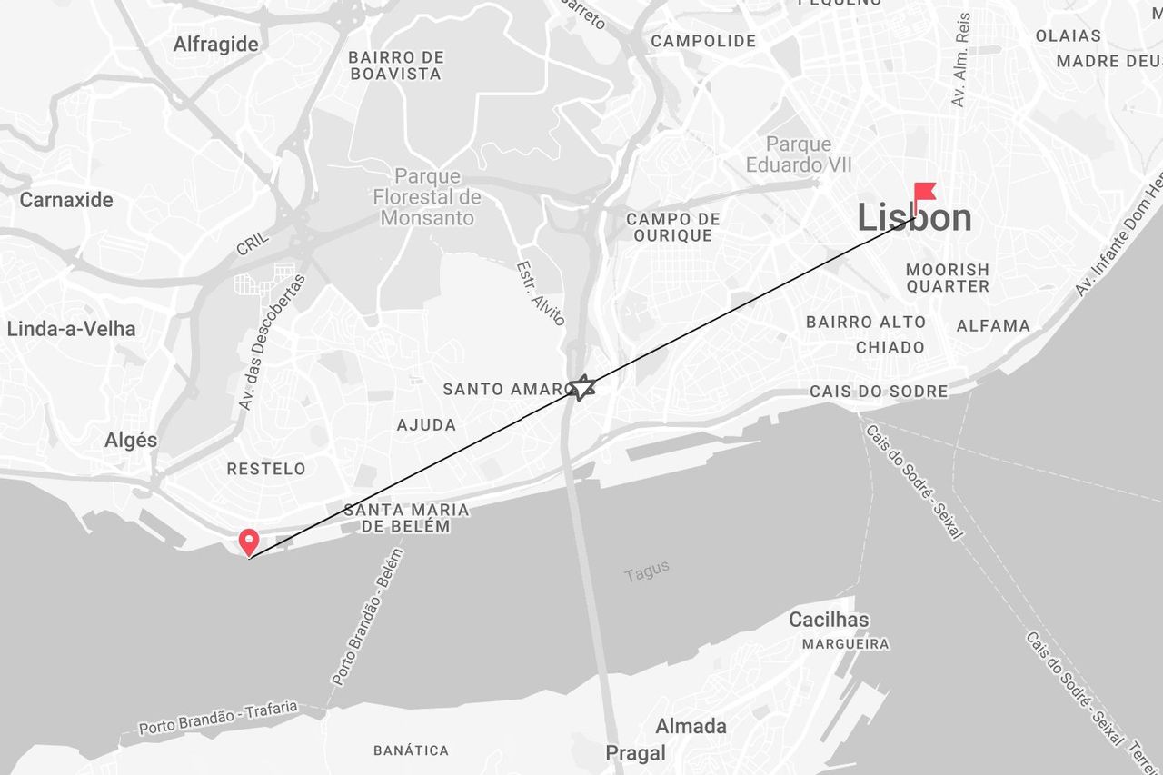 Una mappa in scala di grigi di Lisbona che mostra un percorso segnato da una linea dal quartiere di Belém al centro città.