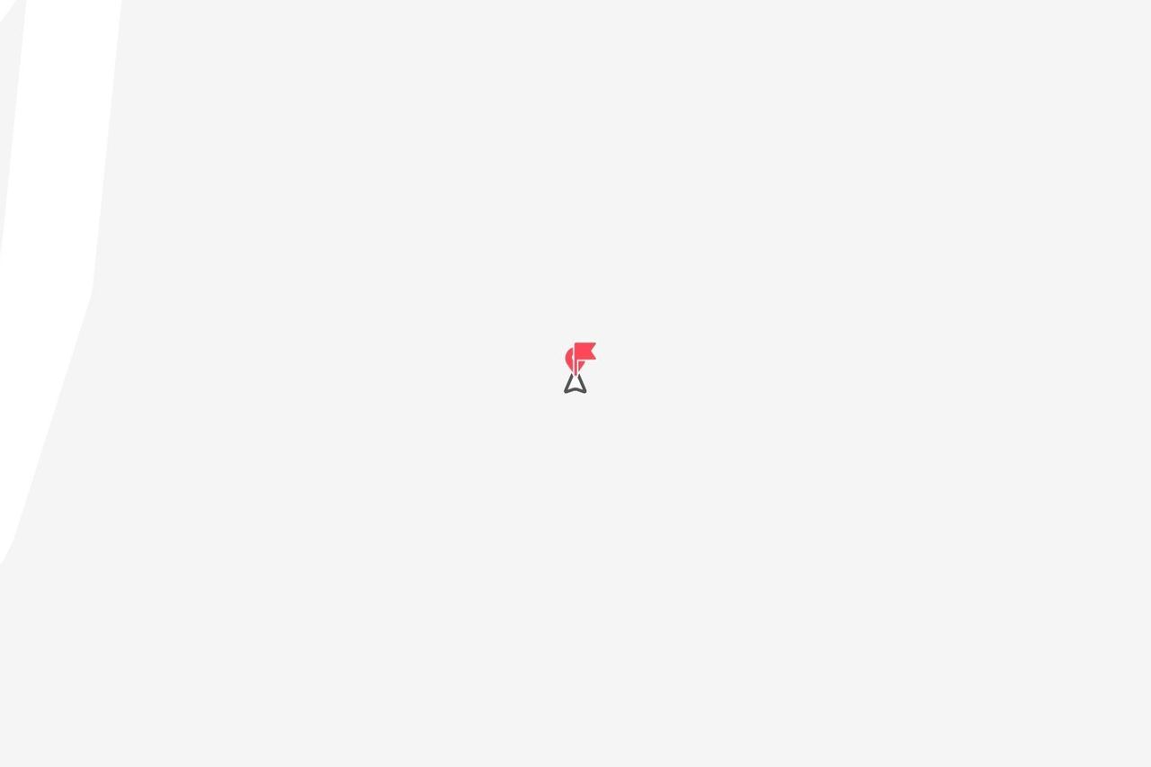 Un ícono de pin de ubicación de bandera roja minimalista sobre un fondo gris claro, con un sutil contorno de mapa a la izquierda.