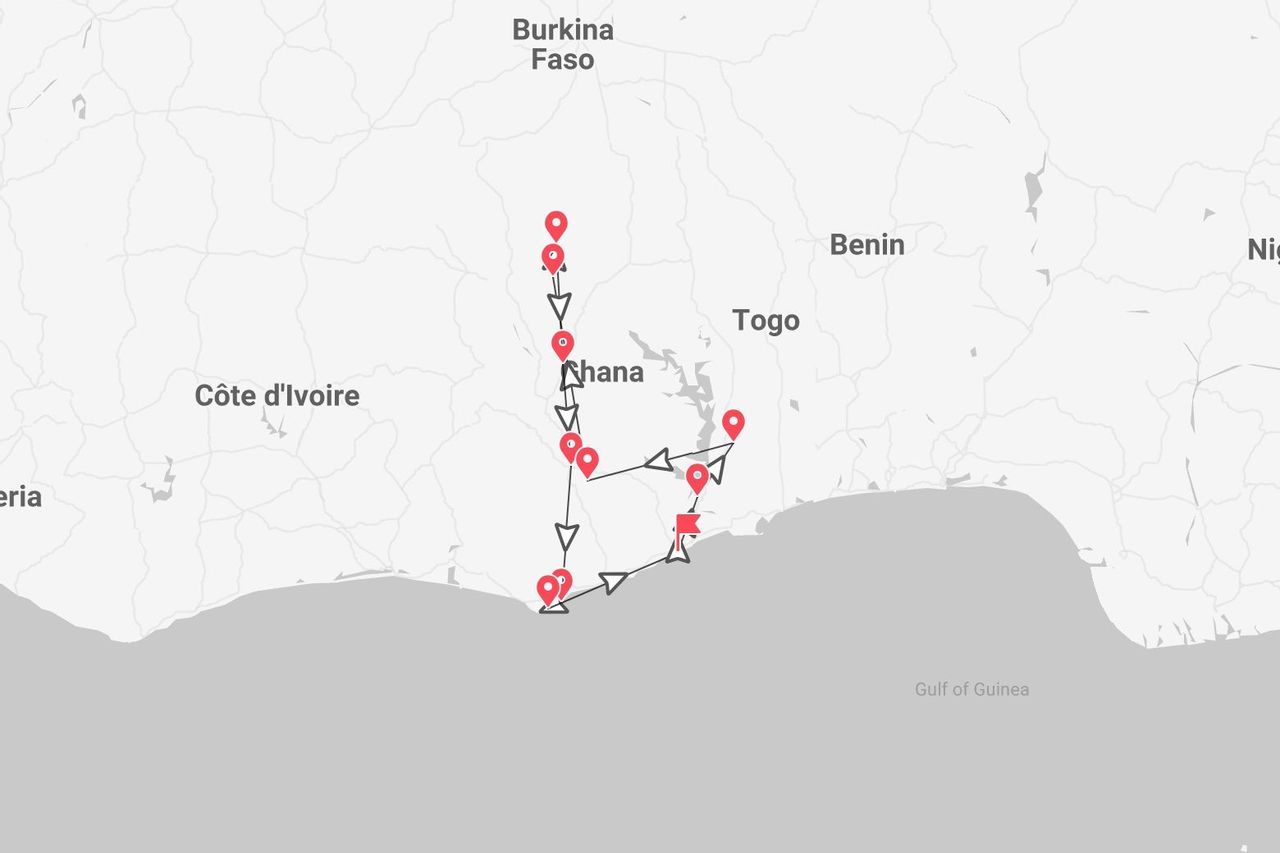 Eine Karte von Westafrika mit einer Reiseroute durch Ghana und Teile Togos, markiert mit roten Pins und Pfeilen.