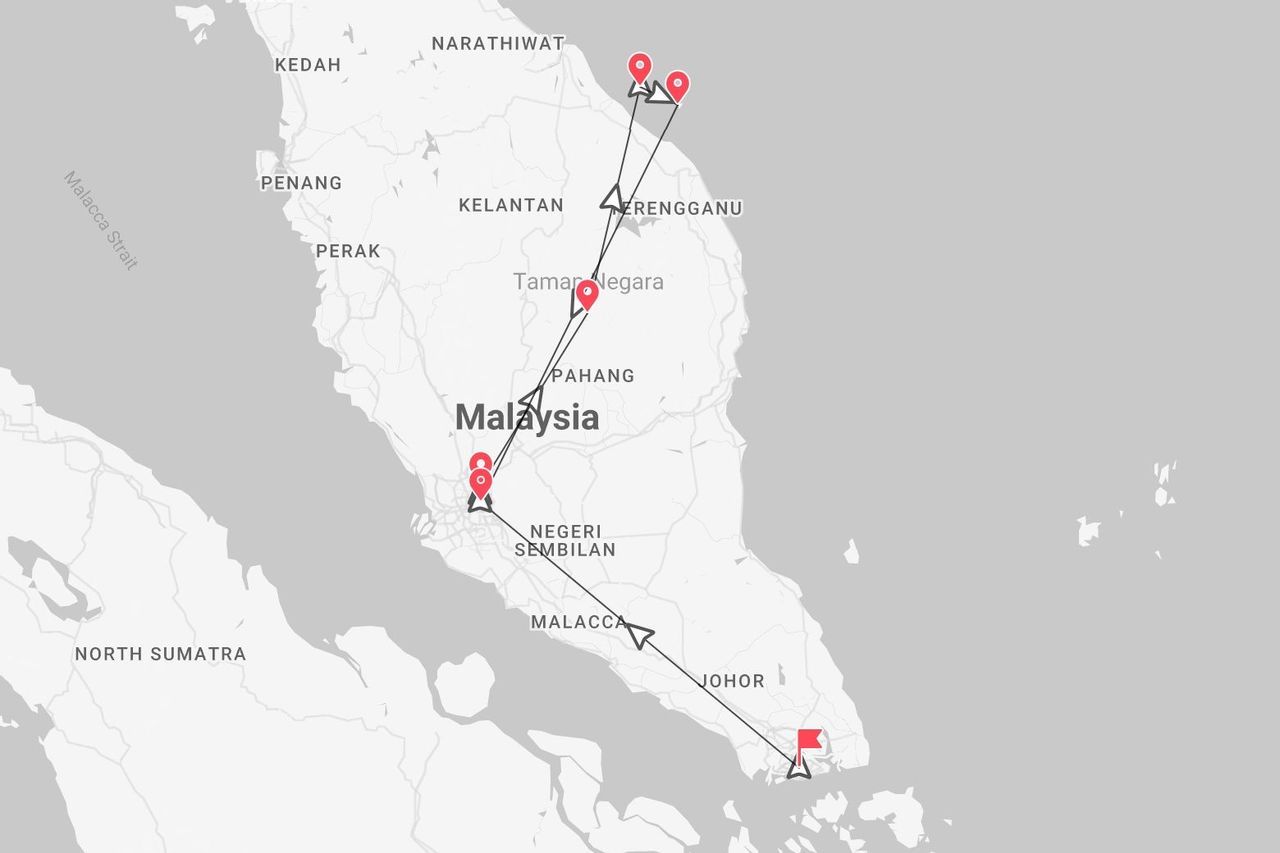 Eine Karte einer Reiseroute durch Malaysia, mit Stopps, die durch rote Stecknadeln in Bundesstaaten wie Pahang, Terengganu und Johor markiert sind.