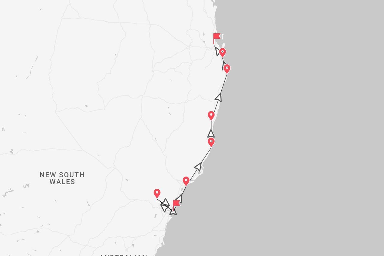 Eine Karte von New South Wales mit einer Küstenreiseroute, markiert mit schwarzer Linie und roten Standortnadeln.