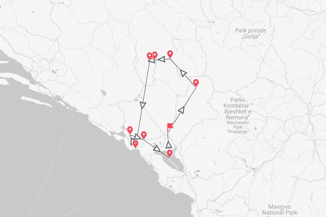 Eine Karte, die eine Reiseroute durch den Balkan zeigt, vorbei am Prokletije-Nationalpark und dem Golija-Naturpark.