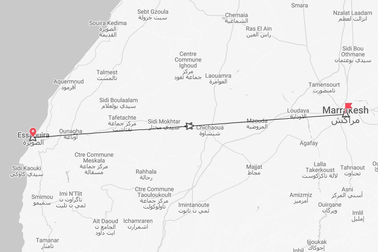 Une carte en niveaux de gris montrant un itinéraire de voyage marqué entre les villes d'Essaouira et de Marrakech au Maroc.