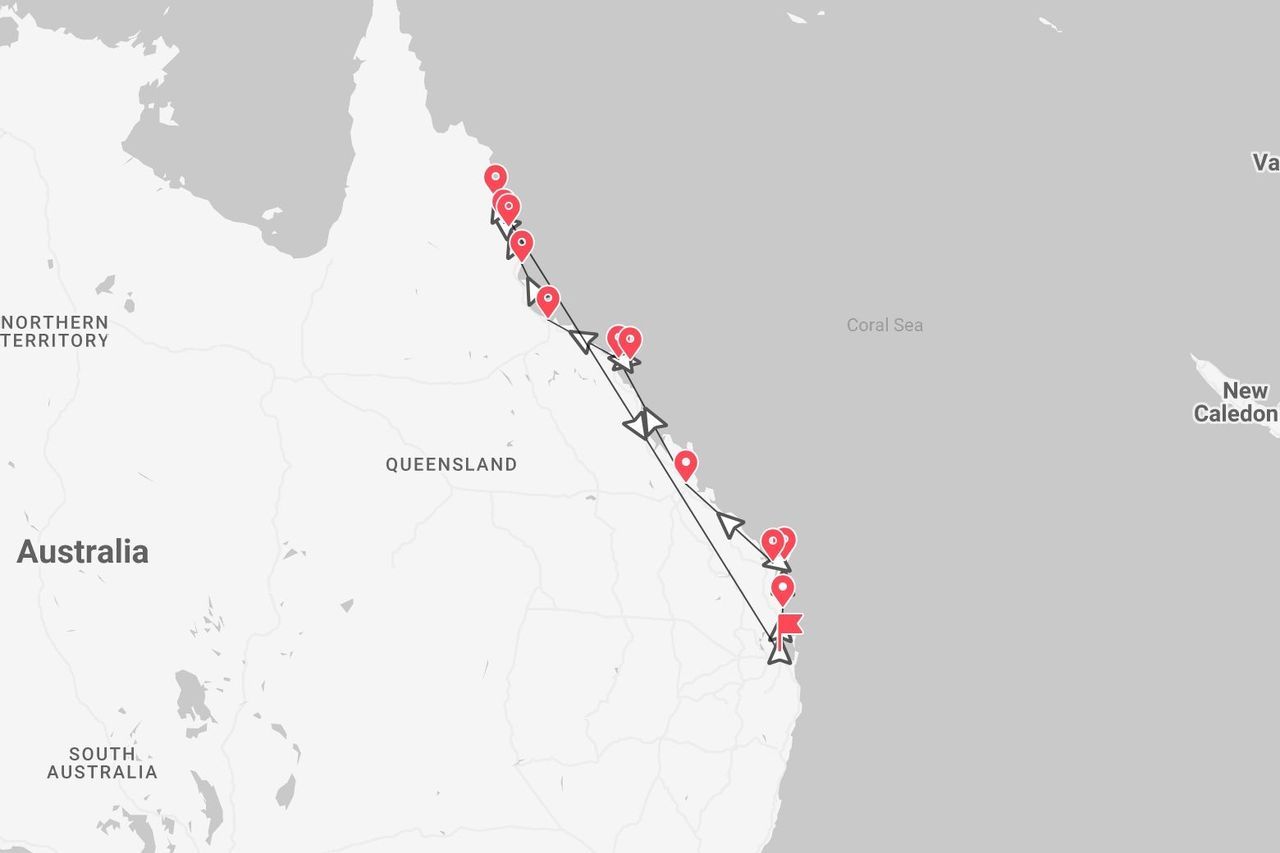 Une carte montrant un itinéraire de voyage le long de la côte du Queensland, en Australie, avec des épingles rouges marquant le parcours.