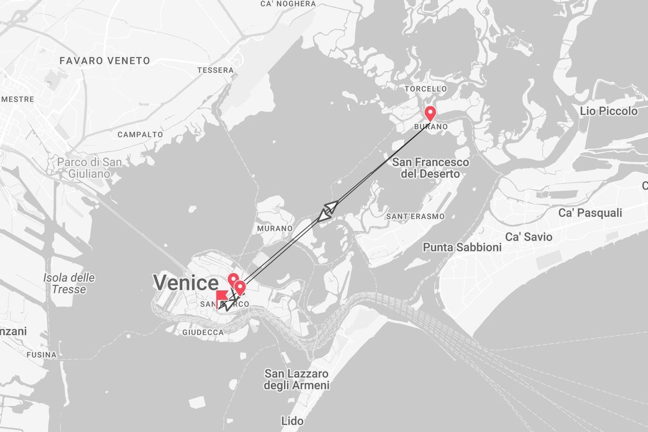 Une carte en niveaux de gris de la Lagune de Venise, montrant un itinéraire de voyage marqué par une ligne de Venise à l'île de Burano.