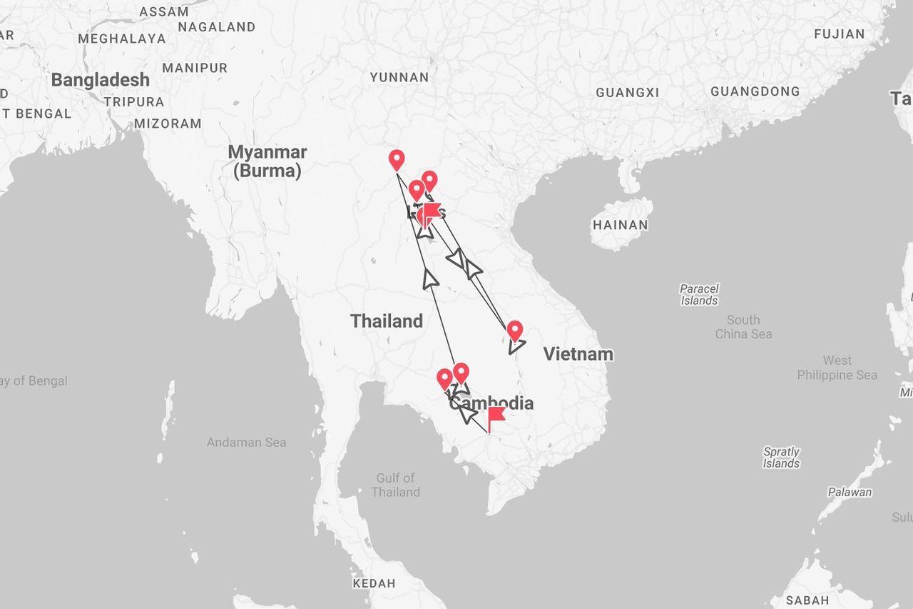 Une carte montrant un itinéraire de voyage à travers la Thaïlande, le Cambodge et le Vietnam, marquée de punaises et de flèches.