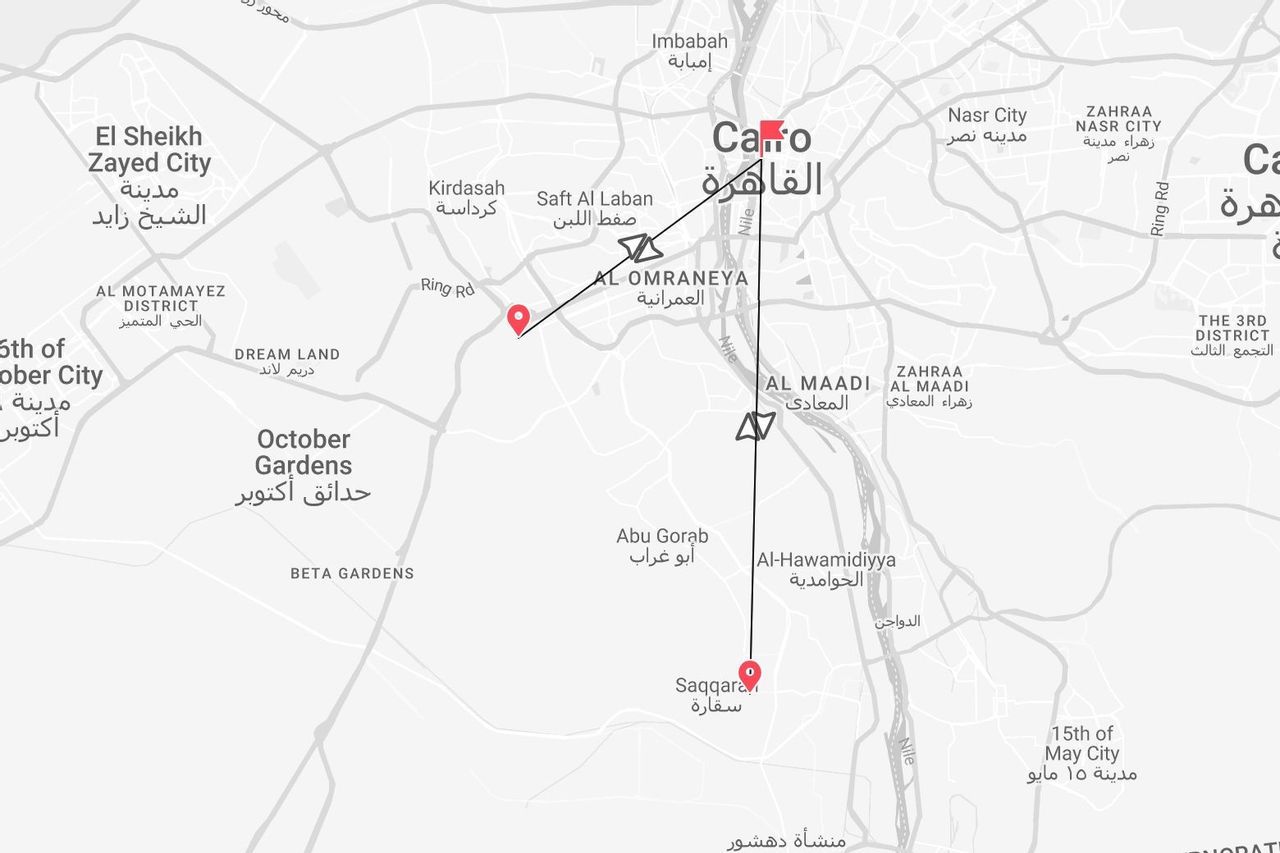 Une carte stylisée de l'Égypte montrant un itinéraire de voyage reliant Le Caire, le plateau de Gizeh et la nécropole de Saqqarah avec des points marqués.