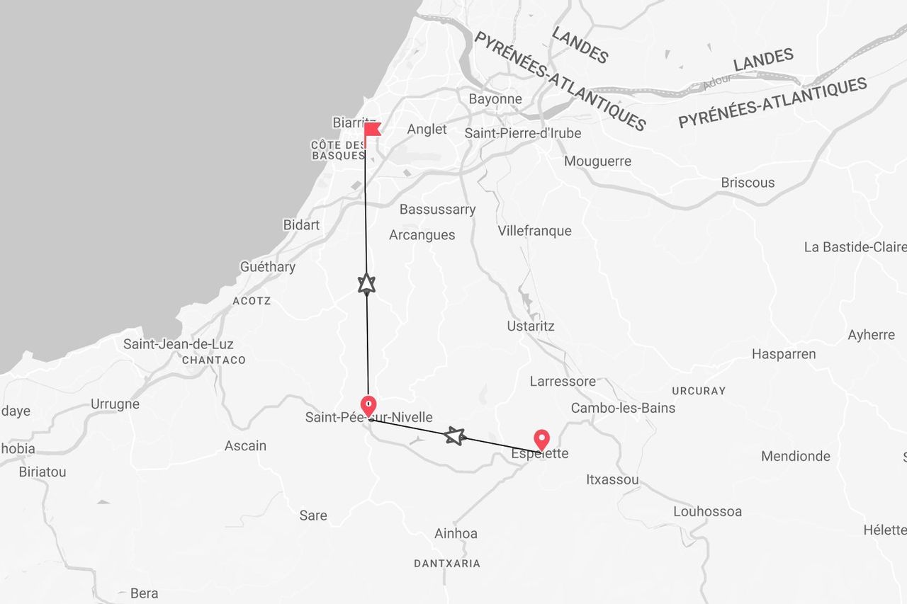 Une carte du Pays Basque français montrant un itinéraire de voyage reliant Biarritz, Saint-Pée-sur-Nivelle et Espelette.