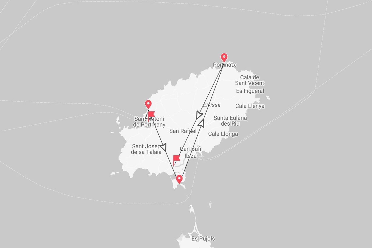 Un mapa de la isla de Ibiza que detalla un itinerario de viaje con puntos de interés marcados por toda la isla, incluyendo Portinatx y Sant Antoni.