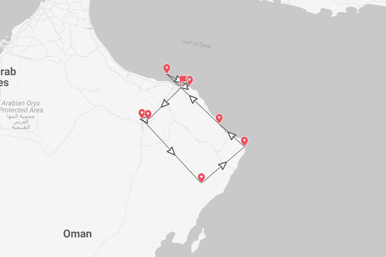 Un mapa minimalista de Omán que muestra una ruta de viaje con puntos de interés a lo largo del Golfo de Omán y el interior.