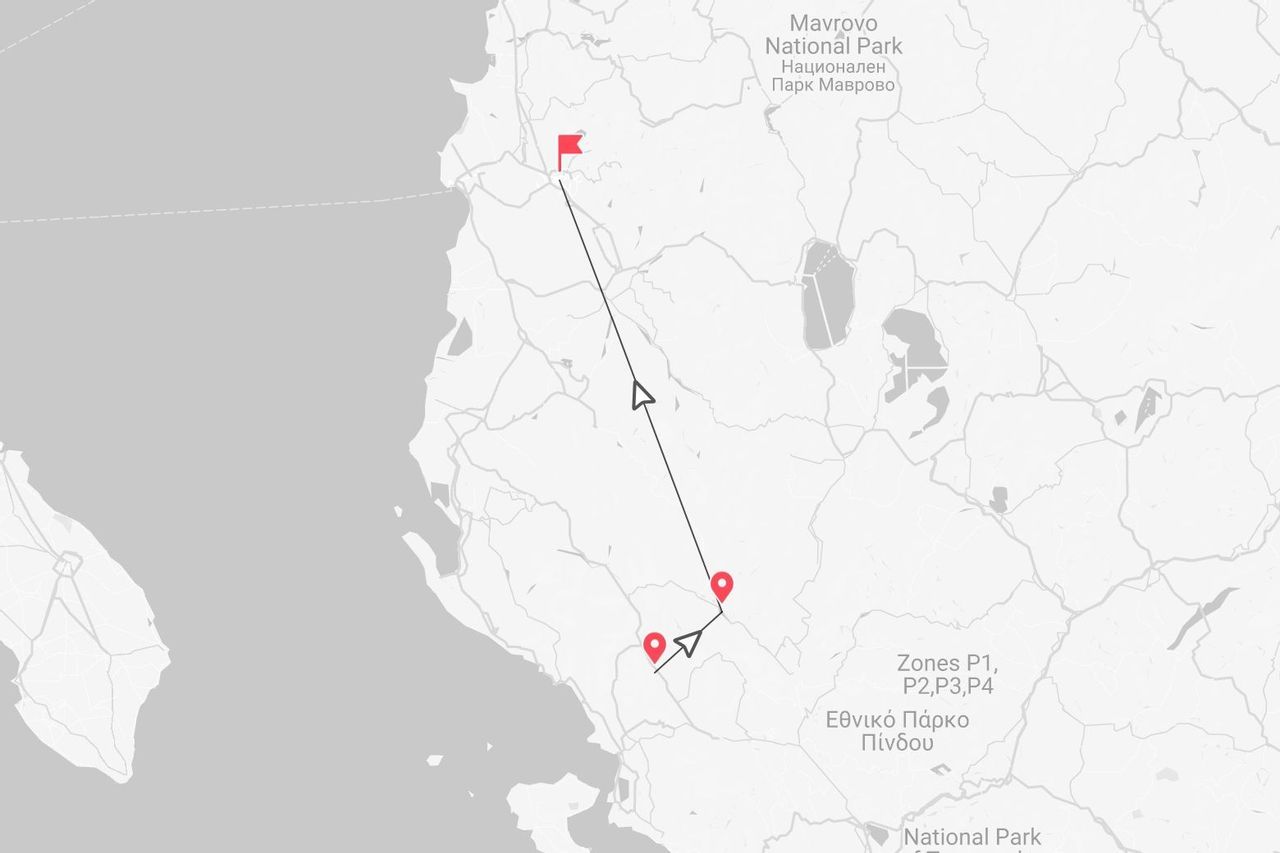 Un mapa que muestra una ruta de viaje entre el Parque Nacional Mavrovo y el Parque Nacional Pindo con marcadores de ubicación.