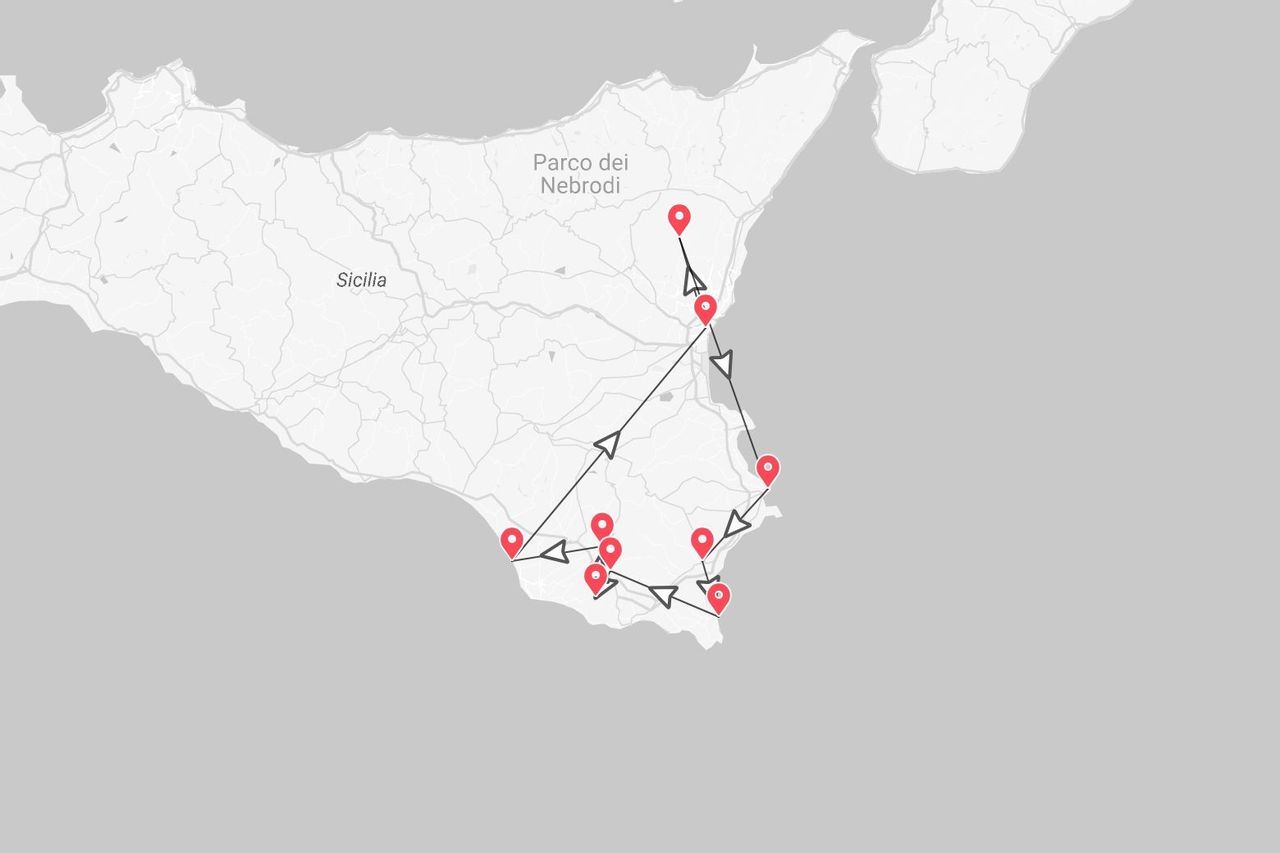 Un mapa mostrando un itinerario de viaje con puntos rojos a lo largo de la costa este de Sicilia, Italia, cerca del Parco dei Nebrodi.