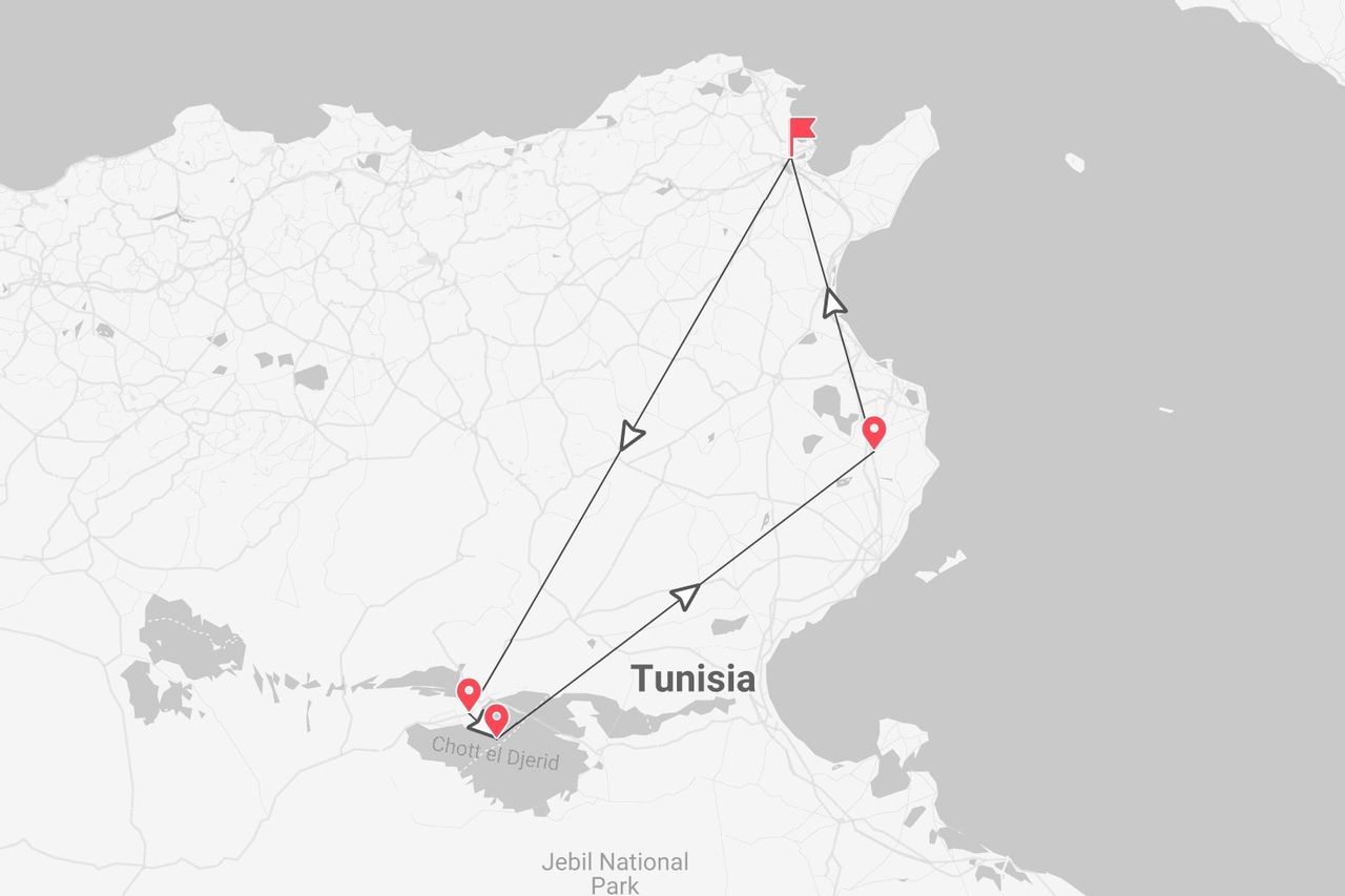 Un mapa de Túnez con un itinerario de viaje marcado, mostrando puntos de interés cerca de Chott el Djerid y el Parque Nacional de Jebil.