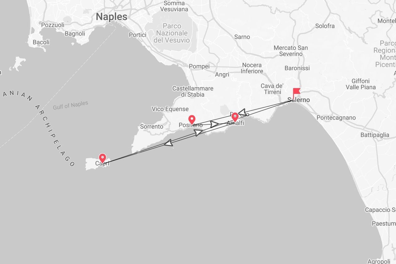 Un mapa mostrando un itinerario de viaje por la Costa Amalfitana, con marcadores señalando Capri, Positano, Amalfi y Salerno.