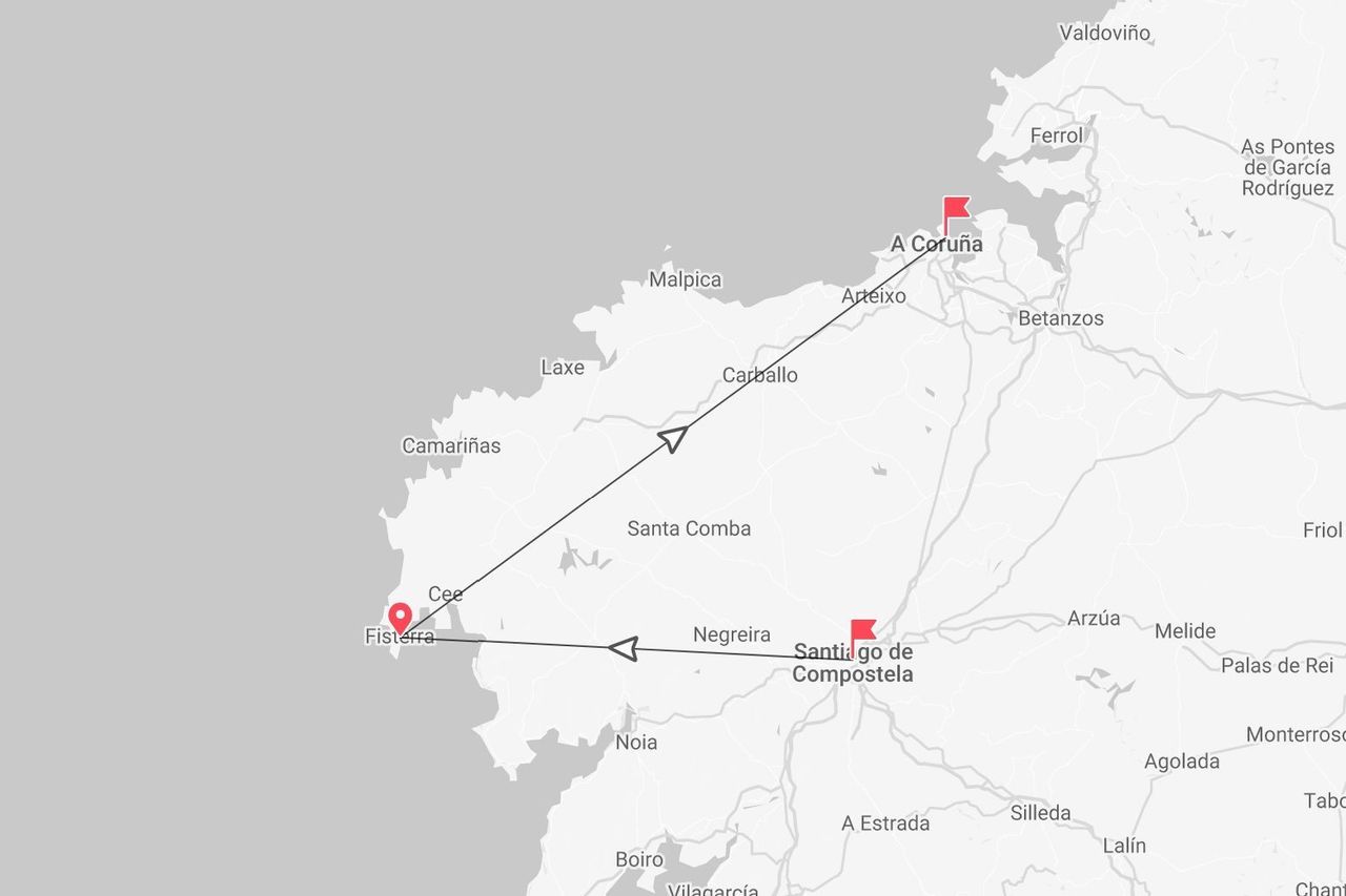 Ruta de viaje triangular conectando A Coruña, Santiago de Compostela y Fisterra en Galicia, España.