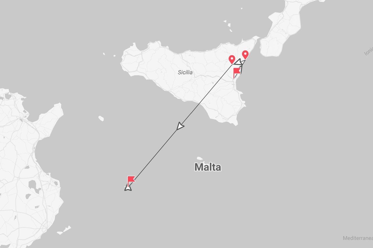 Un mapa con un itinerario de viaje desde Malta a varios puntos de la costa este de Sicilia.