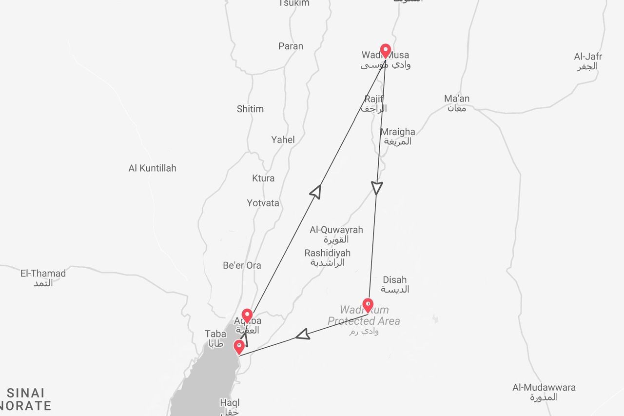 Un mapa de una ruta de viaje en Jordania, mostrando un camino que conecta Wadi Musa, Al-Quwayrah, el Área Protegida de Wadi Rum y Aqaba.