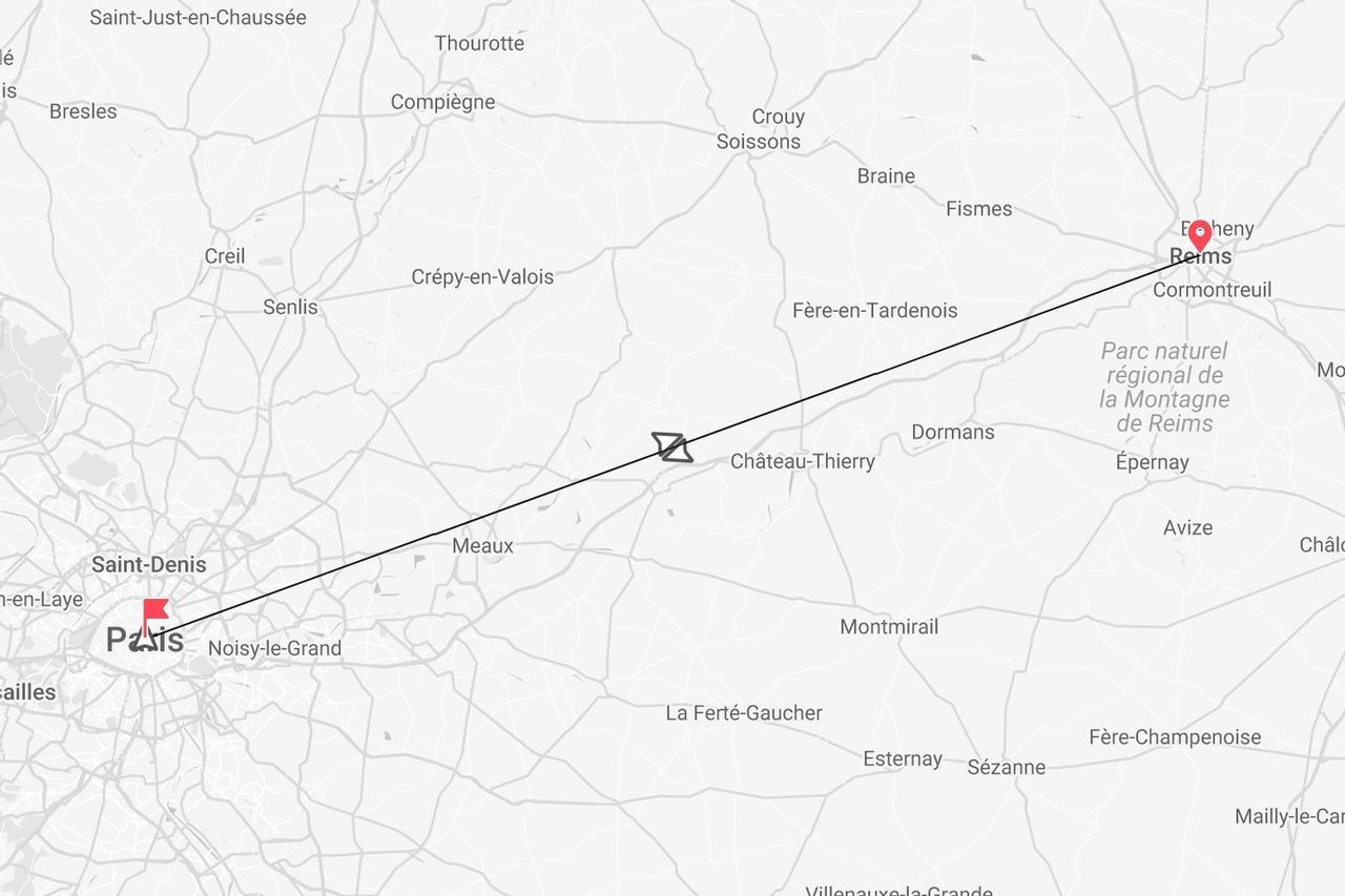 Un mapa en blanco y negro mostrando una ruta de vuelo de París a Reims en Francia, con un icono de avión marcando el trayecto.