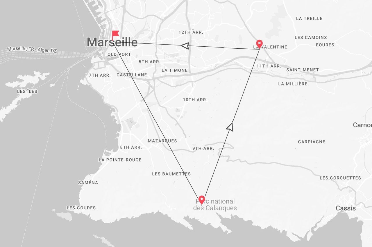 Un mapa que muestra una ruta de viaje triangular conectando Marsella, La Valentine y el Parque Nacional de las Calanques.