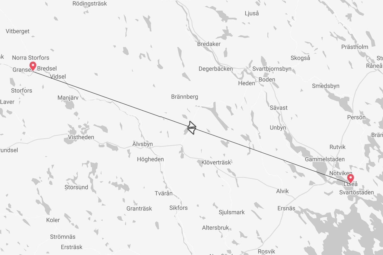 Un mapa en escala de grises que muestra una ruta de vuelo de Bredsel a Luleå, con un icono de avión indicando el trayecto entre ambas localidades.
