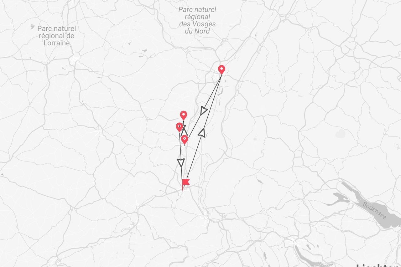 Un mapa que muestra un itinerario de viaje por los parques regionales de los Vosgos del Norte y Lorena, indicado con pines rojos y flechas direccionales.