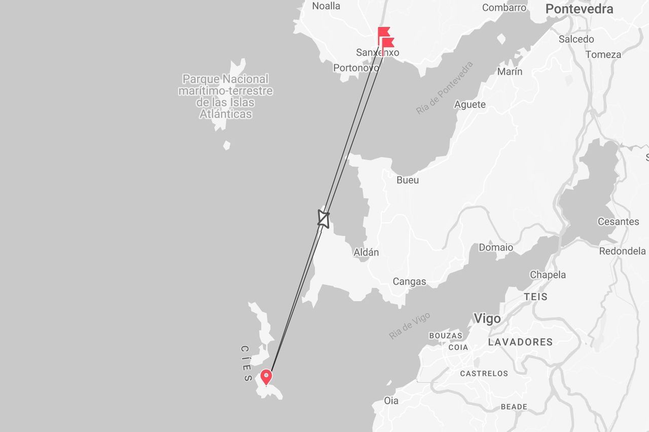 Un mapa que muestra una ruta de ferry entre Sanxenxo y las Islas Cíes, parte del Parque Nacional de las Islas Atlánticas de Galicia.